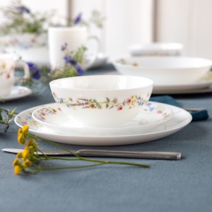 Decor elegant de servire a mesei, realizat cu ajutorul pieselor Bloom, printre care boluri si farfurii