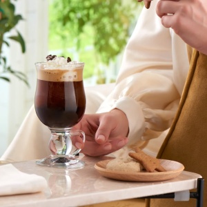 Cafea servita cu ajutorul paharului din colectia Irish Coffee, cu design modern si elegant