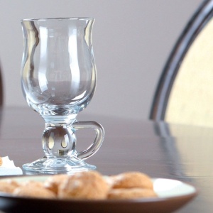 Pahar din sticla transparenta, parte a colectiei Irish Coffee, ce pune in valoarea bautura servita