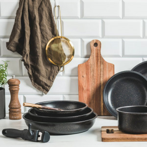 Cadru elegant ce prezinta acest set tigai Gold, potrivit pentru cei care nu au suficient spatiu in bucatarie