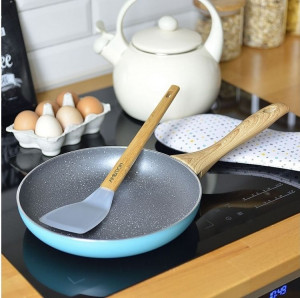 Cadru ce prezinta o spatula Nordic, care nu zgarie suprafetele si nu se lipeste de peretii articolelor