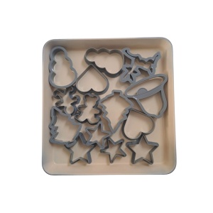 Tava copt 29.5x25.5x3cm, rosu, invelis ceramic bej, incluse forme fursecuri gri