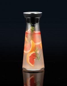 Prim-planul unei carafe Ellie, de la Ambition, care impresioneaza prin estetica si functionalitate