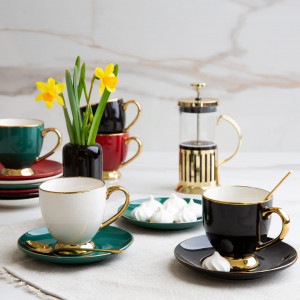 Cadru elegant ce prezinta mai multe cani si farfurioare cafea Royal, in diferite culori delicate