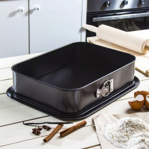 Forma tort SNB cu finisaj negru elegant, care aduce un plus de stil spatiului pentru gatit
