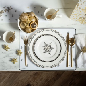 Aranjament de masa elegant, realizat cu ajutorul acestui set tacamuri ceai Como, de la Ambition