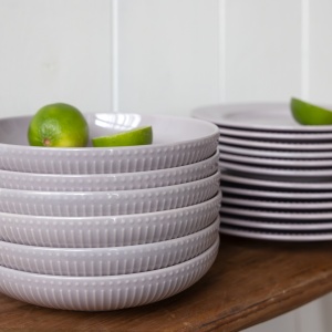 Multitudine de articole Curly, cu un aspect rafinat, printre care farfurii adanci si farfurii plate