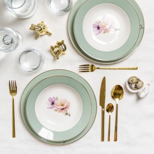 Decor elegant pentru servirea mesei, amenajat cu ajutorul farfuriilor Flores, de la brandul Ambition