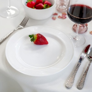 Prim-plan cu aceasta farfurie desert de 17,6 cm din gama Curly, utilizata pentru servirea unor fructe