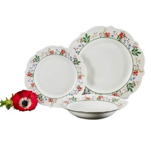 Farfurie plata Rosalia, cu un design floral, prezentata alaturi de alte articole din aceeasi gama