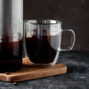Cafea servita in practicele cani Mia, care se bucura de un design modern, de inspiratie minimalista