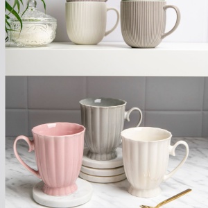 Cadru elegant ce prezinta trei cani Curly, in nuante diferite, fabricate din portelan New Bone China