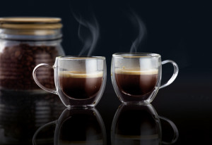 Cafea servita in cestile setului Mia, care permit admirarea continutului gratie suprafetei transparente
