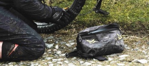 Apidura - geanta practica cu prindere in zona soldurilor, Backcountry 2.0 Hip Pack, 2.5L - gri inchis negru - Img 8