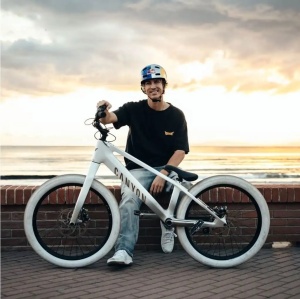 Cameră video 360 Insta360 X5 Satin White Limited Edition - Standard Bundle - Img 6
