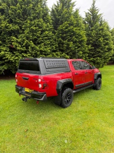 Hardtop negru pentru Ford Ranger, Wildtrak, Raptor (2023-2025), cu uși laterale rabatabile fără geam, panouri laterale exterioare multifuncționale, hayon cu geam fumuriu securizat rabatabil și geam frontal culisant AQMCAB M80 - Img 4