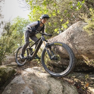 Orbea WILD H10 - bicicleta electrica e-MTB Trail full suspension 29 - maro cu componente custom Fox Kashima - Img 2