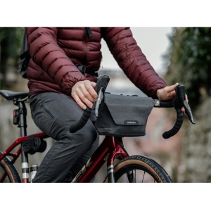 Apidura - geanta mica ghidon bicicleta City Handlebar Pack, capacitate 2 litri - gri inchis negru - Img 10