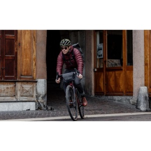 Apidura - geanta mica ghidon bicicleta City Handlebar Pack, capacitate 2 litri - gri inchis negru - Img 18