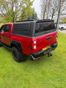 Hardtop negru pentru Isuzu D-Max (2021-2025), cu uși laterale rabatabile fără geam, panouri laterale exterioare multifuncționale, hayon cu geam fumuriu securizat rabatabil și geam frontal culisant AQMCAB M80 - Img 2