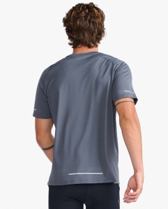 2XU - tricou tehnic pentru barbati Light Speed Tee - gri inchis turbulence argintiu reflectorizant - Img 2