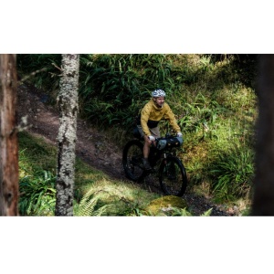 Apidura - geanta bicicleta cu prindere pe ghidon, Backcountry 2.0 Handlebar Pack 11 litri - gri negru galben - Img 11