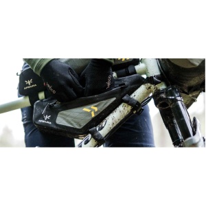 Apidura - geanta cadru bicicleta Backcountry 2.0 Frame Pack 2 litri - negru gri - Img 5