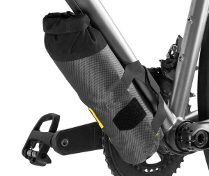 Apidura - geanta cadru bicicleta cu prindere in zona pedale Expedition Downtube Pack 1.5Llitri - negru gri - Img 5