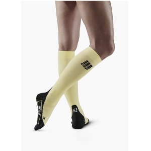CEP - Sosete de compresie pentru femei Women Running socks - galben lamaie negru lunges lemon - Img 2