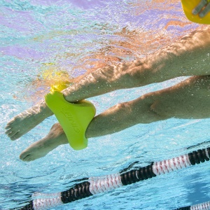 Finis - accesoriu inot (plutitor) pentru picioare Ankle Buoy - galben - Img 2