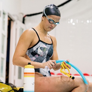 Finis - ochelari inot adulti Tide Goggles - argintiu oglinda alb - Img 2