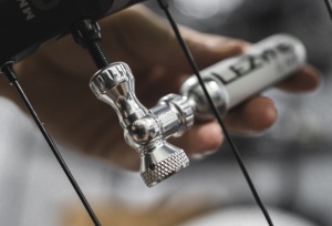 Lezyne - mini pompa CO2 - Control Drive CNC - rosie - 16g - Img 2