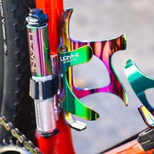 Lezyne - suport bidon - Holder CNC - neo metallic - Img 2