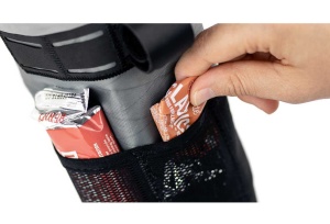 Apidura - geanta ghidon bicicleta Backcountry 2.0 Food Pouch 1.2 litri (varianta Plus) - gri negru - Img 7
