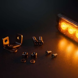 Lumină marcaj lateral Slim LED Dark Knight SM6 10–32V, 6W, 6 LED galben-ambre, rezistent la apă și praf (IP69K), carcasă aluminiu negru, lentilă fumurie, Strands - Img 4