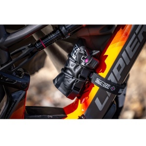 Muc-Off - banda transport accesorii bicicleta si geanta waterproof Utility Frame Strap plus Cargo Bag Bundle - Img 14