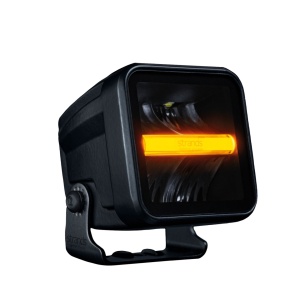 Proiector LED Siberia XP Qube 72x72x72 mm, 38W, 3150 lm, rază 151 m, 5700K, fascicul larg, poziție albă/ambra, 10–32V DC, cablu 150 mm, aluminiu, oțel inox, policarbonat, rezistent la apă și praf (IP69K), Strands