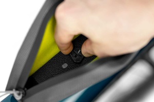 Apidura - geanta compacta cadru bicicleta Expedition Bolt On Top Tube Pack, 1Litru - gri negru - Img 7