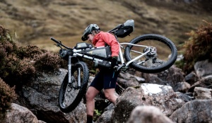 Apidura - geanta practica cu prindere in zona soldurilor, Backcountry 2.0 Hip Pack, 2.5L - gri inchis negru - Img 11