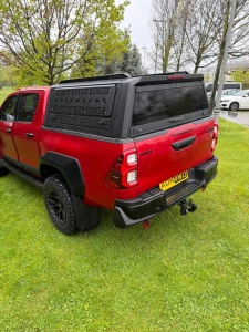 Hardtop negru pentru Ford Ranger, Wildtrak, Raptor (2023-2025), cu uși laterale rabatabile fără geam, panouri laterale exterioare multifuncționale, hayon cu geam fumuriu securizat rabatabil și geam frontal culisant AQMCAB M80 - Img 2
