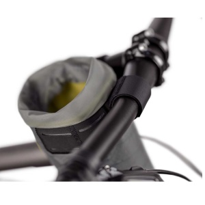 Apidura - geanta ghidon bicicleta Backcountry 2.0 Food Pouch 1.2 litri (varianta Plus) - gri negru - Img 15