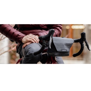 Apidura - geanta mica ghidon bicicleta City Handlebar Pack, capacitate 2 litri - gri inchis negru - Img 17