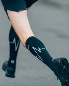 CEP - Sosete de compresie pentru femei Heartbeat Woman Tall comp - negru alb dark clouds - Img 6