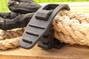 Clema (suport) din cauciuc universală 40–60 mm pentru prindere lanterne, topoare, scule sau accesorii auto și camping, Fitrub - Img 2