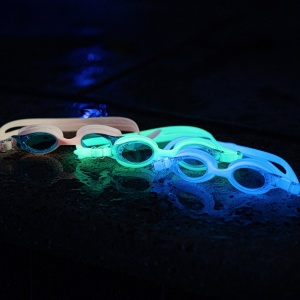 Finis - ochelari inot vizibilitate sporita pentru copii FlowGlows (Glow in the dark) Goggles - albastru - Img 4