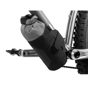 Apidura - geanta cadru bicicleta cu prindere in zona pedale Backcountry 2.0 Downtube Pack 1.8 litri - negru gri - Img 5