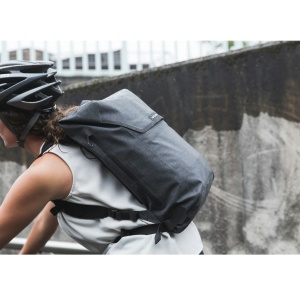 Apidura - rucsac sport urban City Backpack, capacitate 17 litri - gri inchis - Img 14