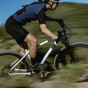 Bicicletă MTB XC hardtail Orbea ALMA H11 - Metallic Dark Red | Chic White (Gloss) - Img 4