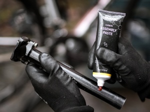 Dynamic Bike Care - Vaselina carbon pentru bicicleta Carbon Assembly Paste - plic 5gr - Img 2
