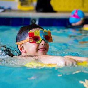 Finis - ochelari inot copii Character swimming Goggles Kids Tiki - rosu verde albastru multicolor - Img 3